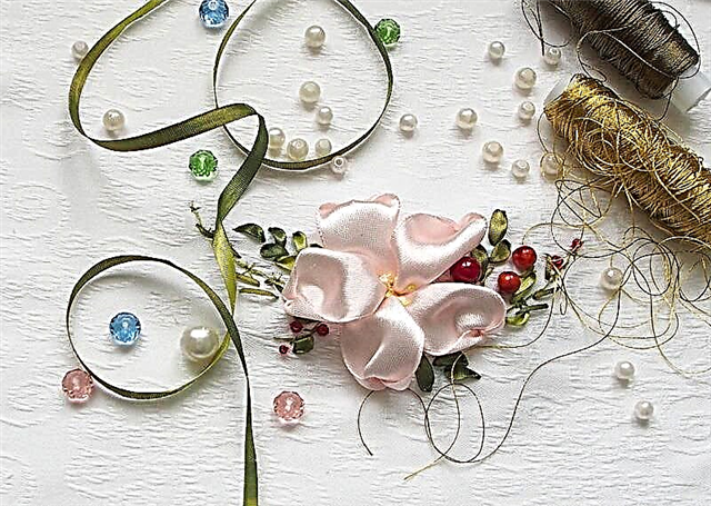 Embroidery ribbons for beginners: miniature with a flower